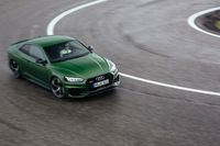 「ダイナミックライドコントロール」とは右前と左後ろ、左前と右後ろのダンパーをオイルラインでつないだもので、ダンパー間のオイルのやり取りをバルブで制御することにより、減衰力を調整する仕組みとなっている。