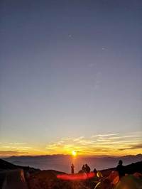 木曽駒ヶ岳頂上山荘のテント場からの朝日。