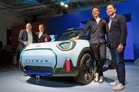 写真向かって右から、BMWジャパンのピーター・メダラ氏、MINIブランドのデザイン責任者であるオリバー・ハイルマー氏、BMWジャパンの長谷川正敏社長、BMWでアジア太平洋地域を統括するピエール・ジャランディー氏。