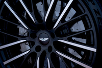 ブレーキには前にφ420mm、後ろにφ390mmのカーボンセラミックディスクを採用し、合計で40.5kgもバネ下重量を軽減。フロントには6ピストンのキャリパーを組み合わせる。