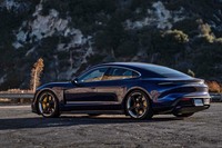 流麗なスタイリングの「タイカン」。そのシルエットは同じポルシェの4ドアモデル「パナメーラ」を思わせる。