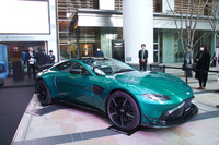 「ヴァンテージ ロードスター」と同時に「ヴァンテージ」の7段MT仕様も展示。2020年3月中に納車完了予定の車両には、展示車と同じ前後のエアロパーツが無償装着できるキャンペーンの実施も発表された。