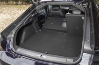 大きな開口部を持つラゲッジルーム。長尺物を積むためのスキーホールも用意される。（写真は後席左側を倒した状態）