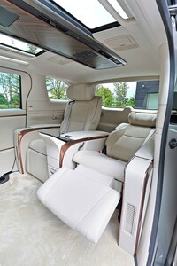 4人乗り仕様に備わる2座のキャプテンシート。従来型よりオットマンの伸縮量を伸ばしており、またレクサス車として初めてアームレストやオットマンにもヒーターが内蔵された。