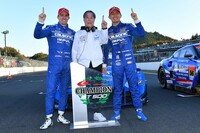 王座獲得を喜ぶTEAM IMPULの3人。写真左からベルトラン・バゲット、星野一義監督、平峰一貴。