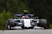 アルファタウリは、厳しい中団勢の争いの中で予選Q3進出ならず、ダニール・クビアトはあと0.008秒足りず11位、ピエール・ガスリー（写真）は12位。クビアトは10レースぶりにチームメイトに予選で勝ったことになるが、レースで調子が良かったのはガスリーの方だった。唯一ハードタイヤを履いてスタートしたガスリーは、セーフティーカー中にピットに入らず4位を走行。26周目にミディアムに履き替えるとポイント圏外に落ちてしまったが、そこから挽回し8位入賞で終えた。クビアトは11位完走で得点ならず。これまで20点を集めているアルファタウリ、コンストラクターズランキングでは現在7位につけている。（Photo=Getty Images / Red Bull Content Pool）