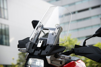 ロングツーリングの快適性を高める大型のウインドスクリーン。上下50ｍｍ、11段階の高さ調整機能が備わる。