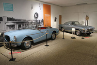 左が「スポーツ」（1956～1957）で、右が「P1800」（1961～1972）。2シーターオープンのスポーツは「P1900」とも呼ばれ、わずか67台（一説には68台）が生産されるにとどまった。