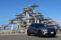 アートのようにも見える、富津の明治百年記念展望台の前で。塔のデザインモチーフは五葉松で、“夕日スポット”としても知られる。