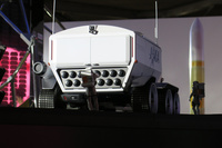 後ろ姿はかくのごとし。車体下部に見えるのは、水素タンクのカートリッジだ。