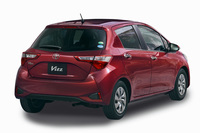 Bセグメントコンパクト「トヨタ・ヴィッツ」のリアビュー。テールゲートからバンパーにかけて「カローラ スポーツ」と同じく末広がりのプレスが入っている。