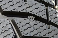 「シンクロウェザー」の開発に際しては、最新の摩耗予測シミュレーション技術を用いることで、高い耐摩耗性も追求。性能の“持ち”についても、（むろん走り方にもよるが）最低でも3シーズンはウインタータイヤとして所定のパフォーマンスを発揮できるとしている。