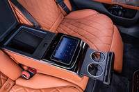 後席の中央に備わるアームレストを開いた様子。取り外し可能な7インチサイズのMBUXリアタブレットはオプションの「リアコンフォートパッケージ」に含まれるアイテム。