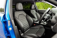 「ステルヴィオ ヴェローチェ」の前席は、ホールド性に優れるスポーツレザーシート。電動のランバーサポートやサイドサポートのほか、ヒーターも備わる。