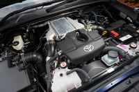パワーユニットは2.4リッターディーゼルターボエンジンの「2GD-FTV」。150PSの最高出力や400N・mの最大トルクはそのままに、燃費性能の向上が図られている。