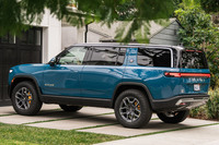 米国リビアンの「R1S」。全長は5100mmほどで、前後アクスルに各2基のモーターを積んだクワッドモータータイプ（最高出力835HP）と、前後に各1基のデュアルモータータイプ（同600HP）がラインナップされる。