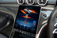 「AMGダイナミックパッケージ」装着によってドライブモードに「レース」「ドリフト」が追加される。このオプションには「AMGダイナミックエンジンマウント」なども含まれている。