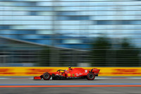 フェラーリ勢は、予選Q2でセバスチャン・ベッテルがクラッシュ、赤旗を出してしまい、ベッテルは15位、アレクサンダー・アルボンのグリッド降格で14番グリッド。マシンの向上にQ3進出にも自信をのぞかせていたシャルル・ルクレール（写真）は、コース上に止まったベッテルのマシンに危なくぶつかりそうになるもギリギリで避けることができたが、中断後のQ2最後のアタックでわずかに及ばず11位、同じくアルボンの降格で10番グリッドについた。ルクレールはスタートで8位に上昇。長めの第1スティント中、ベッテルが後続を抑えるといったチームプレーに助けられながら6位フィニッシュ。マシンのパフォーマンス向上を図るフェラーリは、開発の方向性にいい感触を得たようだ。自身250回目の出走となったベッテルは、13位完走という戦績で節目を終えた。（Photo=Ferrari）