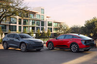 米国で販売されている「クラウン」シリーズの車種は、「クラウン シグニア」と「クラウン（日本名：クラウン エステート）」のみ。　
	清水「なんか、『ヴェンザ』（日本名：ハリアー）あたりとキャラがかぶりそうなんだけど」　
	ほった「安心してください。ヴェンザはすでに絶版です」