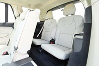 「すべての人が快適にくつろげる」とうたわれる7人乗り仕様の「XC90」だが、3列目シート（写真）における快適性ではミニバンに一歩ゆずる。