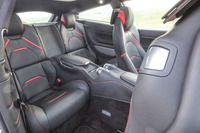 後席の居住性はフル4シーターと呼べる余裕のあるもの。中央にセンタートンネルが走り、独立2座のレイアウトをとる。