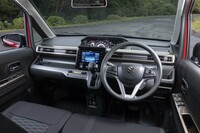 ダッシュボードはブラック基調のコーディネートで精悍（せいかん）なイメージに。ヘッドアップディスプレイも付いている。