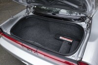 エンジンルームの後ろにきちんとしたトランクルームが備わっている。右端のCDチェンジャーは2003年から標準装備となった。