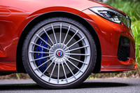 今回の試乗車では、オプションの「アルピナクラシック20インチホイール」に前255/30ZR20、後ろ265/30ZR20サイズの「ピレリPゼロ」タイヤが組み合わされていた。標準仕様のホイールは、19インチサイズとなる。