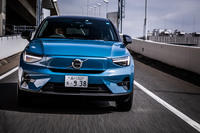 駆動用リチウムイオンバッテリーの容量は78kWh。一充電あたりの航続可能距離はWLTCモード値で485kmと発表されている。快適な乗り心地も「C40リチャージ ツイン」の特徴で、高速道路でスピードを上げてもフラットな挙動が保たれていた。