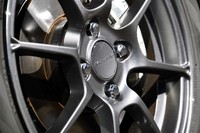 「ホイールもサスペンションの一部として使う」のがモデューロXの考え方。いたずらに剛性を上げるのではなく、あえて適度なたわみを持たせることで、結果的にタイヤの接地面積を増やしている。