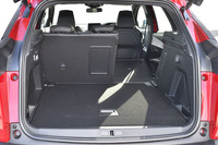 ラゲッジルームの容量は520リッター。後席を倒せば1482リッターまで拡大できる。さらに助手席の背もたれを倒せば、長尺物の積載も可能。