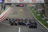 ポールシッターのハミルトンを先頭に、フェルスタッペン、セルジオ・ペレスらが続いてターン1に進入。ロメ・グロジャンの炎上事故は、この後のターン3で起きた。（Photo=Racing Point）