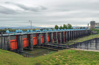 信濃川側と分水路側の2つの堰は、今日に至るまでにたびたびつくり替えられている。こちらは国の登録有形文化財に指定されている、信濃川側の旧洗堰。今は水が抜かれていて、ゲートを間近で観察したり、その下をくぐったりできる。