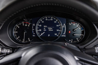 「CX-5レトロスポーツエディション」のスピードメーターには7インチサイズの液晶パネルが用いられる。オーバーヘッドコンソールLEDダウンライトや運転席／助手席バニティミラーLED照明も、同モデルの特別装備として採用される。