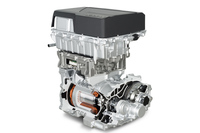 現行型「日産リーフ」のパワートレインのカット模型。底部にモーターがのぞいている。EVでは車体の下部にモーターが積まれ、リダクションギアを介して車軸とつながるため、モーターは嵩（かさ）の小さい円筒形となる。円盤型のアキシャルフラックスモーターは、EVには展開しづらい。