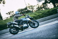 標準装備される2チャンネル式のABSについては、操作ボタンによって作動をオフにすることが可能。オフロード走行も十分に楽しむことができる。