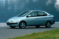 1997年に登場した世界初の量産ハイブリッド車「トヨタ・プリウス」。10・15モード計測による燃費は28.0km/リッターと、内燃機関のみを搭載した既存のモデルとは一線を画す性能を有していた。