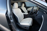 最廉価グレードでも内装の仕立ては上質。セミアニリン本革のシート表皮や電動調整機能などは「450h＋」と変わらない。