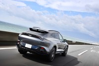 「DBX」の0-100km/h加速は4.5秒で、最高速は291km/hと公表される。