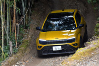 「アベンジャー」のヒルディセントコントロールは、ブレーキのみで車速を制御。車速を調整する機能はなく、また作動中はギアをニュートラルに入れるよう警告が表示される。