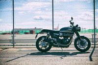 「スラクストンR」より10kgも軽い専用シャシーに、排気量1.2リッターのパラレルツインエンジンを搭載した「スピードツイン」。商品コンセプトは「THE NEW PERFORMANCE ICON」というもので、クラシカルなスタイリングのモデルでありながら、俊敏な走りが追求されている。