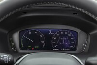 液晶式のメーターパネルは輝度が抑えめで見やすい。トルク配分の状況が分かるインジケーターを表示できる。