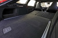 ラゲッジスペースの容量は565～1680リッター。リアシートの40：20：40分割式の背もたれを倒した際の荷室長は2mにも及ぶ。