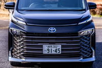 「先鋭かつ独創的なスタイル」を追求したという「ヴォクシー」のエクステリアデザイン。薄型のアッパー部と分厚くスクエアなロア部の組み合わせによって、コントラストの強い個性的なフロントマスクが構成されている。