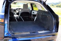 後席を倒して荷室を最大化した状態。このときの奥行きは1791mmで、5人乗車時の奥行きは988mm。