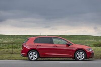 「ゴルフ」は先代モデルからやや伸びたものの、それでも全長は4295mmとコンパクト。10mm削られた全幅も相まって取り回しに気を使わないサイズだ。