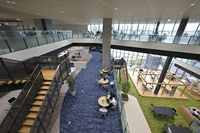 群馬・太田のスバル群馬製作所本工場内にある「イノベーションハブ」。内部はまるでラグジュリーホテルのような、洗練された空間になっている。