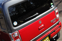 点灯すると「HUSTLER（ハスラー）」の頭文字である“H”を模したデザインが浮かび上がるテールランプ。外装色がツートンの場合、Cピラー以降のボディー上部はルーフと同色になる。