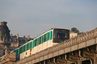 写真の6号線は、パリ地下鉄の中で最も地上区間が長い路線である。