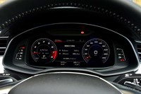 フル液晶メーターの「アウディ バーチャルコックピット」を標準装備。全面にマップを表示するなどの操作はステアリングスイッチで簡単にできる。